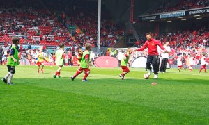 Raheem shows the youngsters some tricks